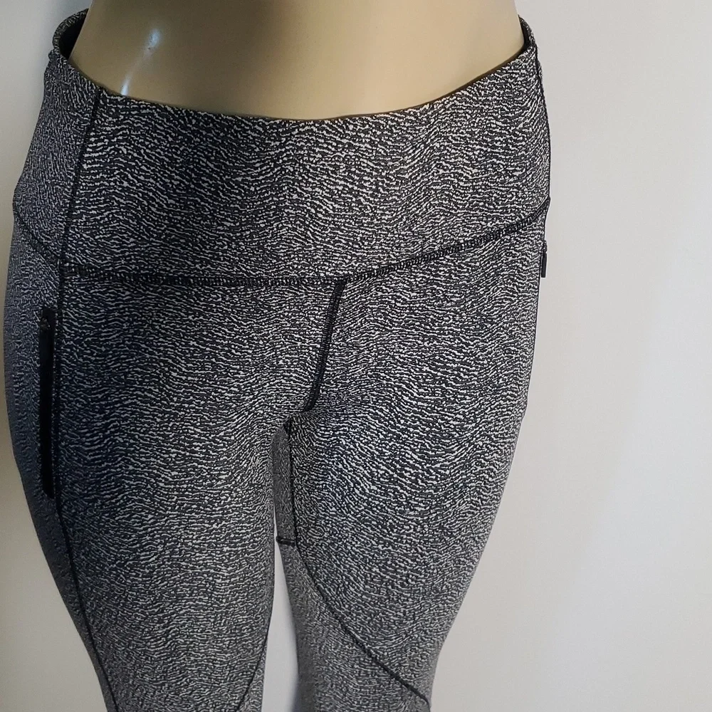 Lululemon Run It Out Tight Power Luxtreme Ripple Jacquard Black White Size 8